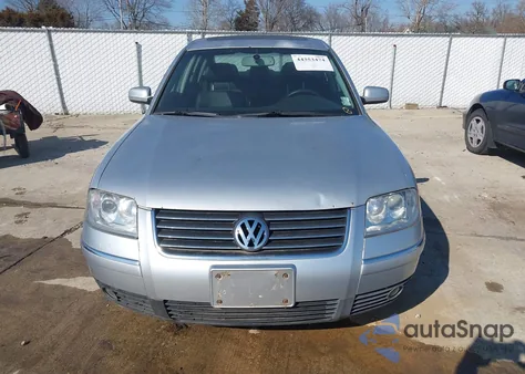 2003 Volkswagen Passat Glx z USA, uszkodzony, nr VIN WVWRH63B33P247895